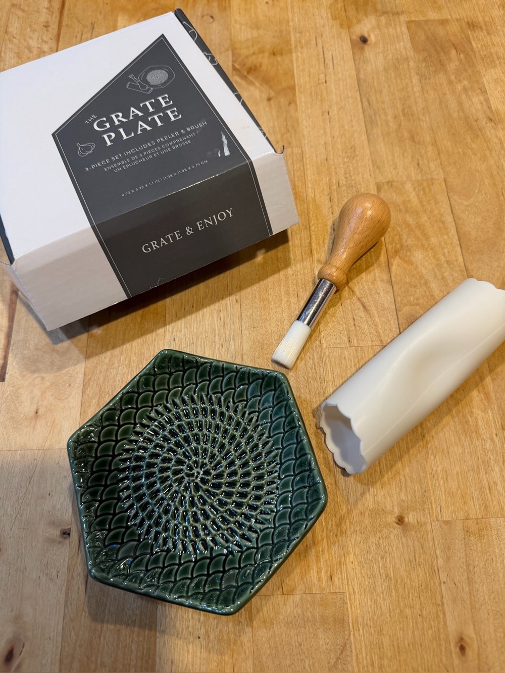 The Grate Plate 3-Piece Garlic Grater Set Green Ceramic NWT